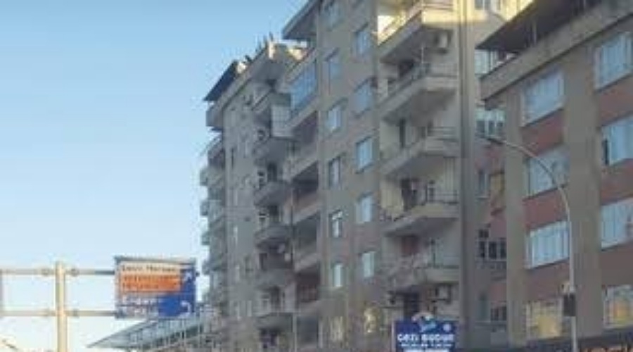 Yıkılma tehlikesi olan bina nedeniyle araç güzergâhları değişti 