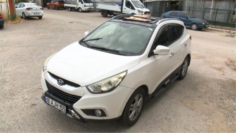 Apartmandan atılan kemik, otomobilde 25 bin liralık hasara yol açtı