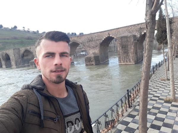 Üzerine kaya parçaları düşen ekskavatörün operatörü öldü 