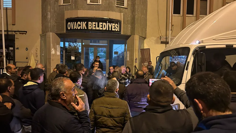 Dersim ve Ovacık belediyelerine kayyım: Halk belediye binasına akın etti