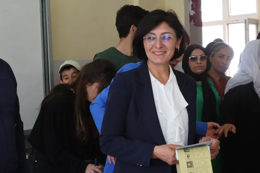 Dem Parti Kayapınar Belediyesi Eş Başkan Adayı Berivan Gülşen Sincar oyunu kullandı 