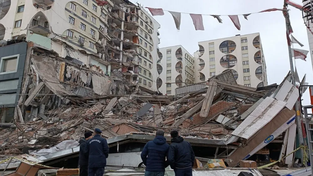 Depremde yıkılan Galeria sitesinin tutuklu müteahhidi öldü 