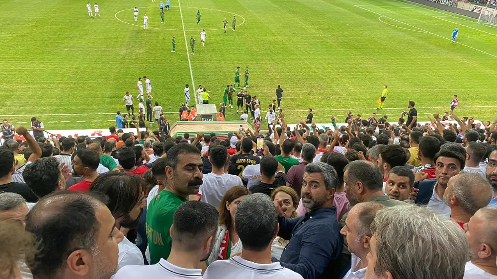 Amedspor maçında protokol krizi: Belediye eş başkanları taraftarların arasında maçı izledi