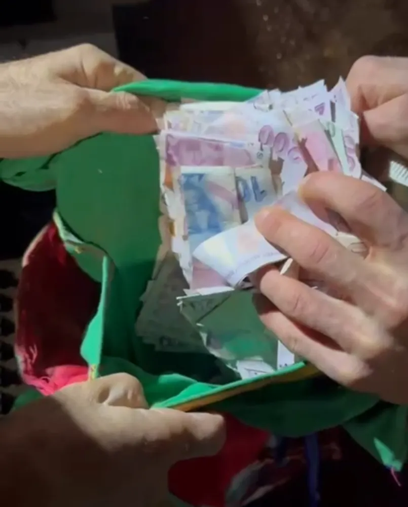 Çöpte buldukları para ve altınları sahibine teslim ettiler