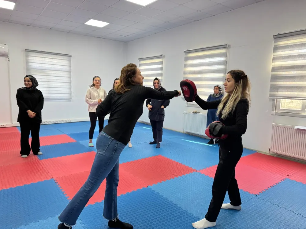 Kadınlar için yakın savunma atölyesi düzenlendi 