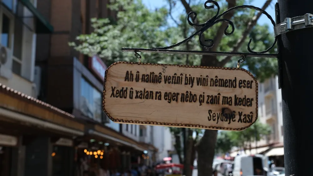 Gazi Caddesi Kürt şairlerin beyitleriyle süslendi 