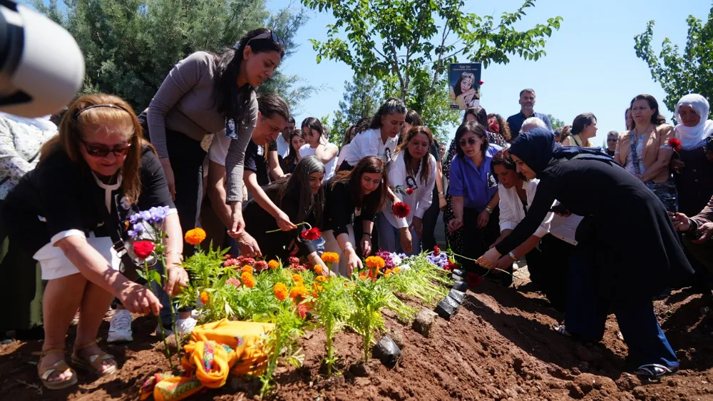 Sanatçı Ayşe Şan